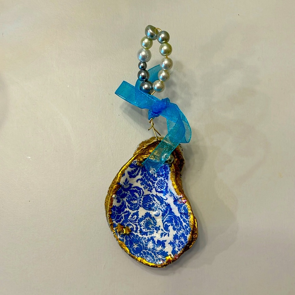 Handmade oyster shell ornament only one in stock get it while you can!!!!!!!!!!!